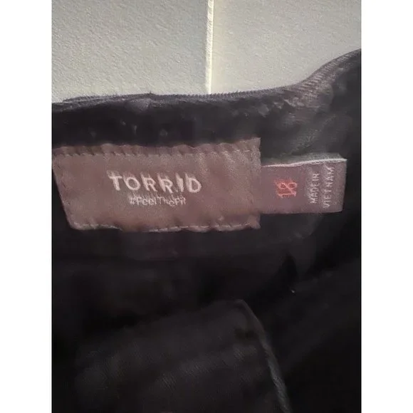 Torrid Shorts 18 Feel the Fit Black Denim Jeans Rolled Cuff Mid Rise Stretch - Picture 3 of 5